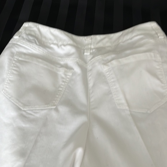 Larry Levine Petite White Capri Pant. Size 10P - Picture 4 of 11